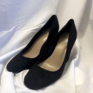 Simple black chunky heels